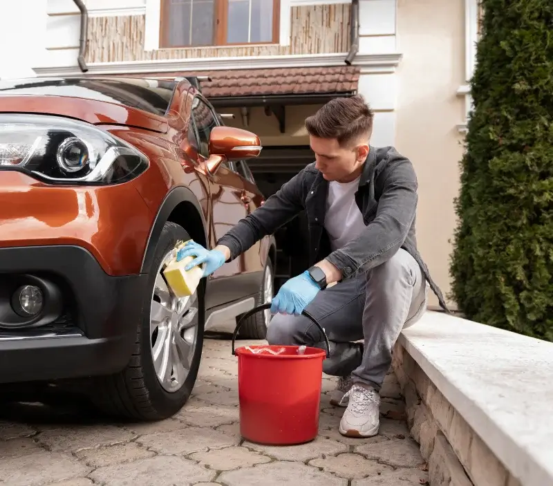 Lavage auto à domicile Saint-Julien-des-Landes : professionnel intervenant sur un véhicule